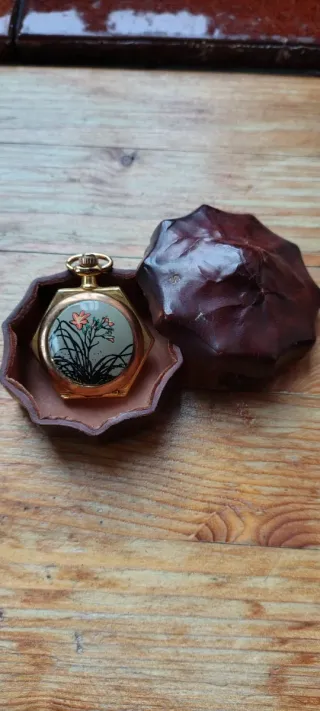 Orologio da tasca esagonale dorato