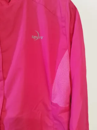 Chaqueta fina impermeable rosa