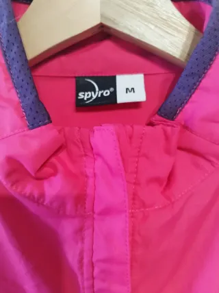 Chaqueta fina impermeable rosa