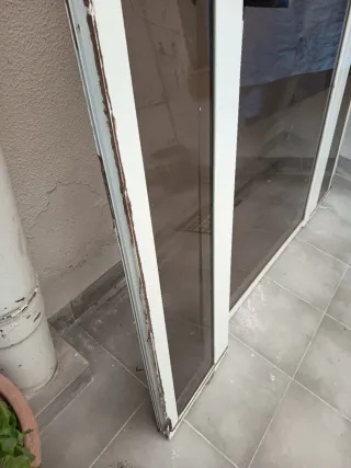 Puerta aluminio blanca con cristal transparente