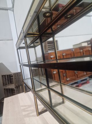 Estantería de cristal y metal negra/dorada