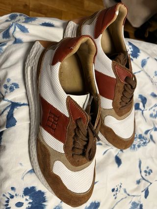 Zapatillas deportivas marrones y blancas