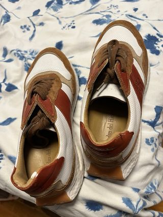 Zapatillas deportivas marrones y blancas