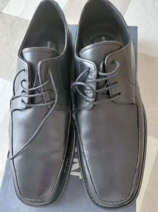 Zapatos negros de vestir nuevos