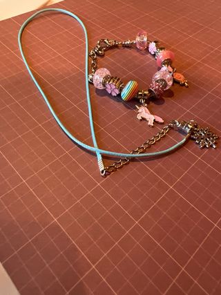 Pulsera de cuentas con colgantes