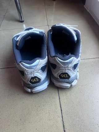 Zapatillas deportivas ASICS grises y azules