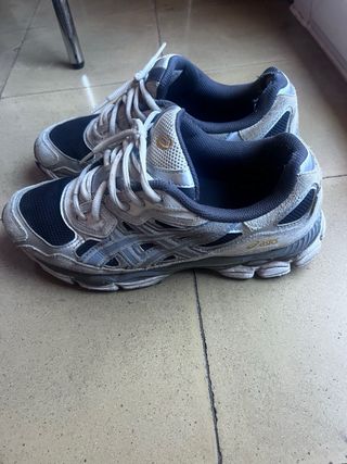 Zapatillas deportivas ASICS grises y azules