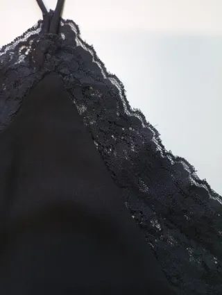 Blusa de tirantes con encaje negro