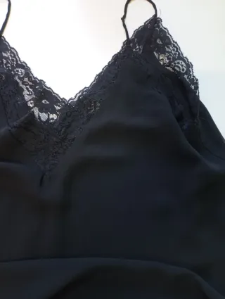 Blusa de tirantes con encaje negro