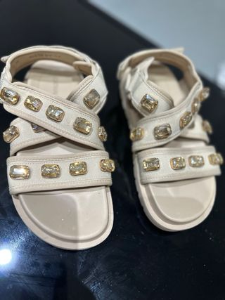 Sandalias negras con pedrería