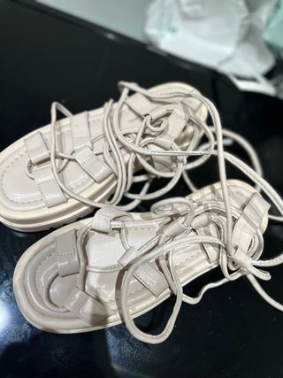 Sandalias negras con pedrería