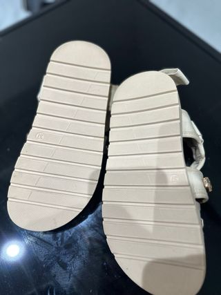 Sandalias negras con pedrería