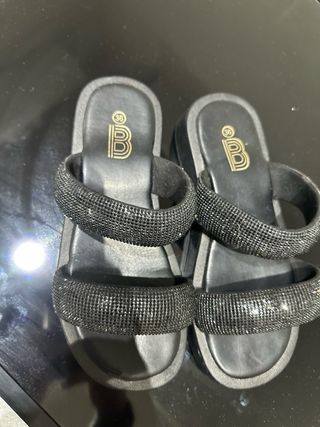 Sandalias negras con pedrería