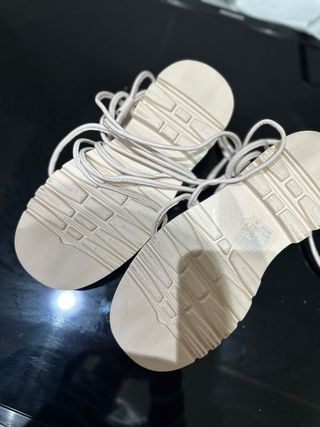 Sandalias negras con pedrería