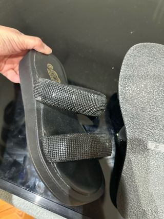 Sandalias negras con pedrería