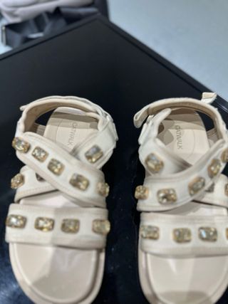 Sandalias negras con pedrería