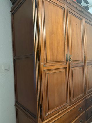 Armario rústico de madera maciza