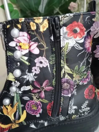 Botas con estampado floral y mariposas