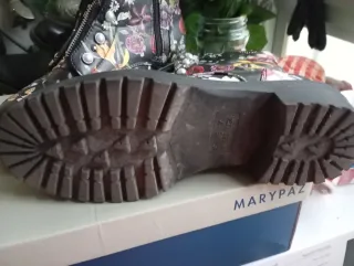 Botas con estampado floral y mariposas