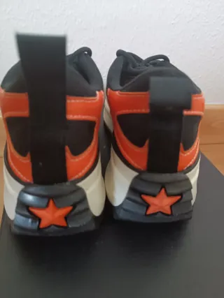 Zapatillas Converse Naranja y Negro