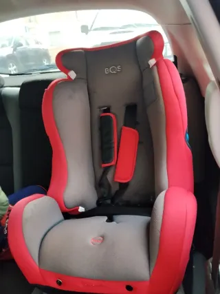 Silla de coche BQS roja y gris