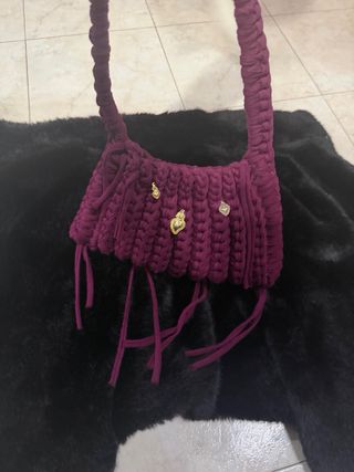 Borsa uncinetto fucsia con ciondoli