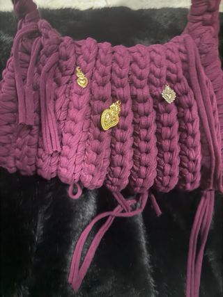 Borsa uncinetto fucsia con ciondoli