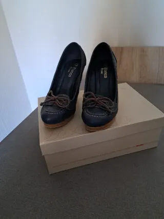 Zapatos de tacón azul y marrón