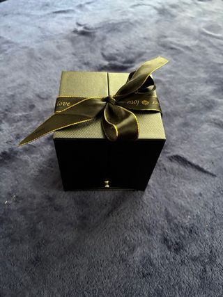 Rosa eterna roja en Urna – Caja regalo para anillo