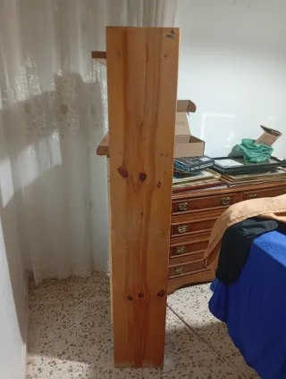 Estantería de madera marrón