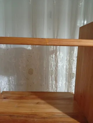 Estantería de madera marrón