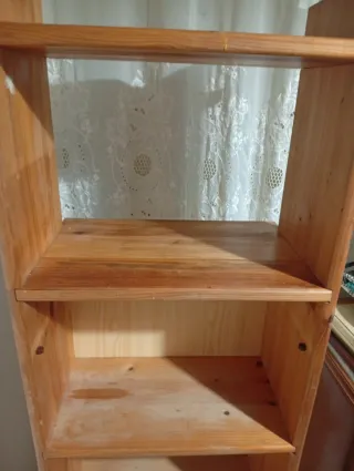 Estantería de madera marrón