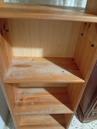 Estantería de madera marrón