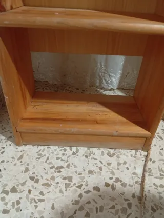 Estantería de madera marrón