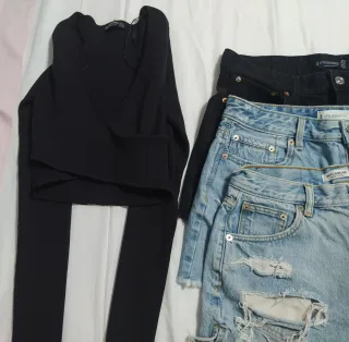 Lote Ropa Mujer: Shorts, top, jersey.