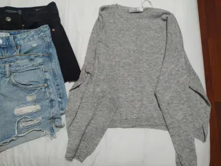 Lote Ropa Mujer: Shorts, top, jersey.