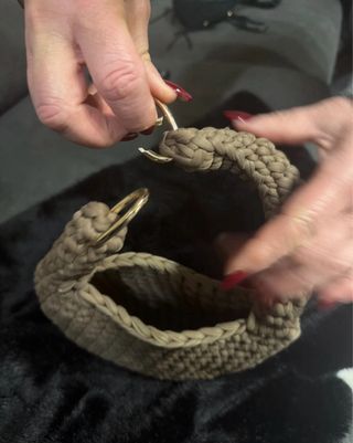 Borsa uncinetto beige con manico dorato