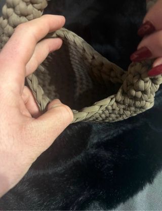 Borsa uncinetto beige con manico dorato