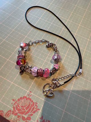 Pulsera y collar con charms