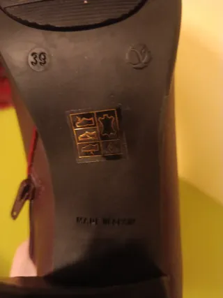 Botín de piel burdeos con cremallera