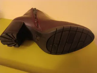 Botín de piel burdeos con cremallera