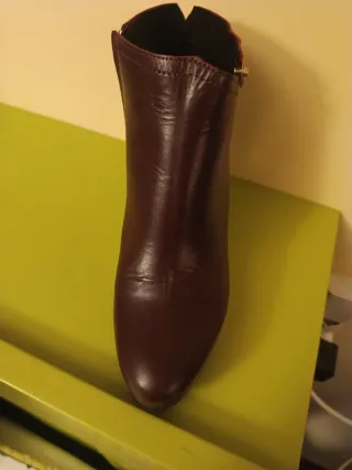 Botín de piel burdeos con cremallera