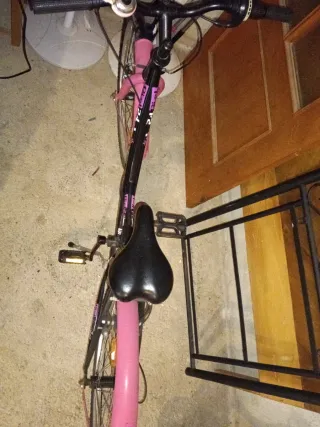 Bicicleta infantil rosa y negra para unos 10-12 añ