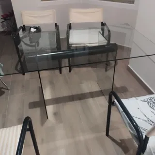 Mesa Comedor Cristal y 4 Sillas Metálicas