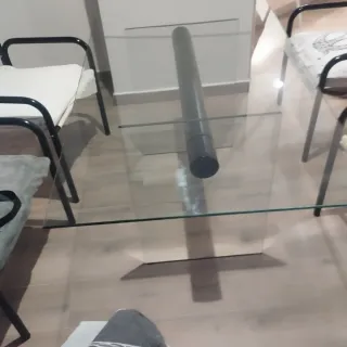Mesa Comedor Cristal y 4 Sillas Metálicas