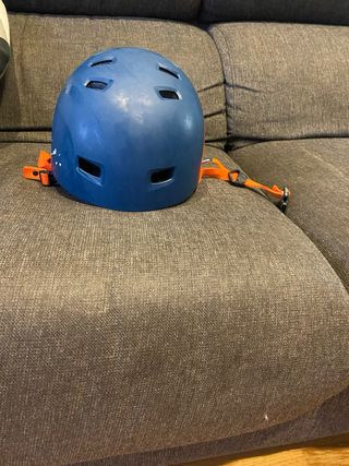 Casco infantil azul con diseño
