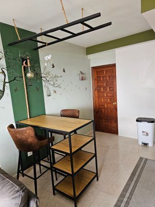 Taburetes y mesa de bar