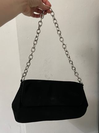 Bolso negro con cadena