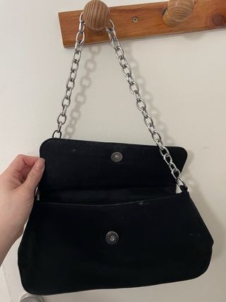 Bolso negro con cadena