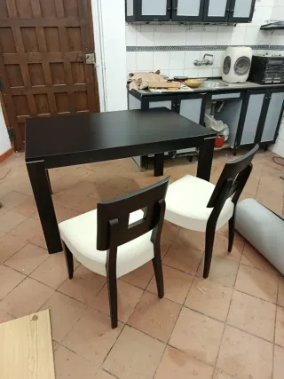 Mesa y sillas macizas wengue 90-130